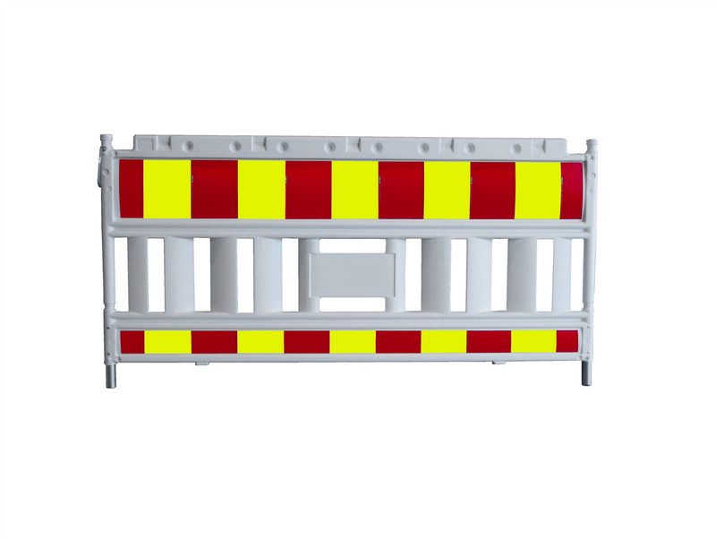 Weißes Absperrschrankengitter ohne vormontierte Lampenadapter mit rot-gelb reflektierenden Elementen (Folientyp RA2/C) zur Baustellen- und Verkehrssicherung.