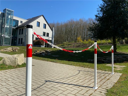 Absperrpfosten weiß rot mit Kette